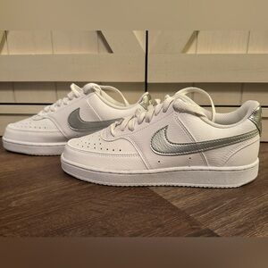 Nike woman’s Court vision low size 7 new never worn sneakers